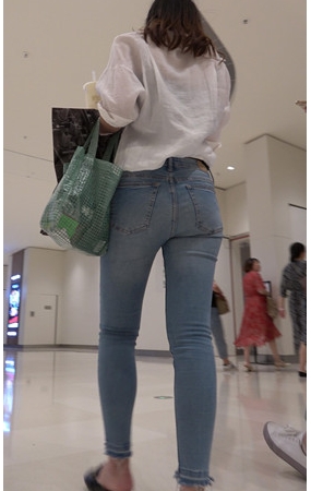 蓝色牛仔裤妹子