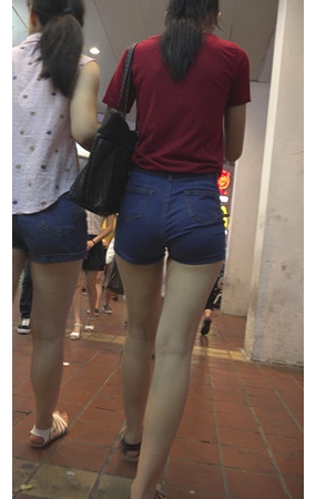 牛仔短裤妹子