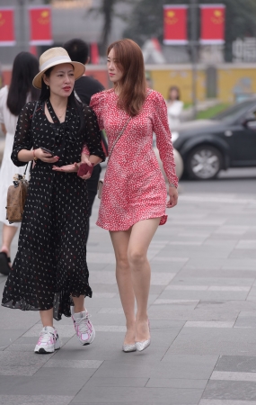 连衣裙少妇