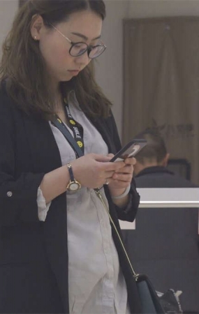 眼镜OL制服美女