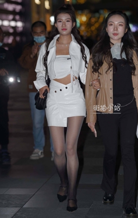 搭讪渐变色丝袜美女