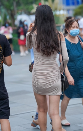 高挑的包屯裙女孩