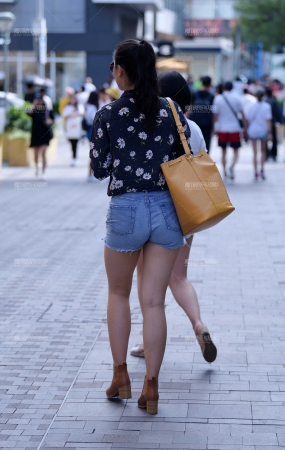 1650高挑热裤美女