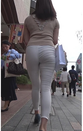 白色紧身裤美妇
