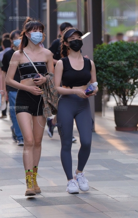 工装紧身裤美女