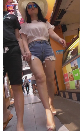 牛仔热裤丰腴妹子