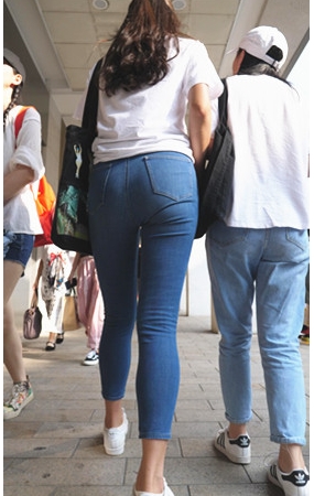 蓝色紧身牛仔裤美眉