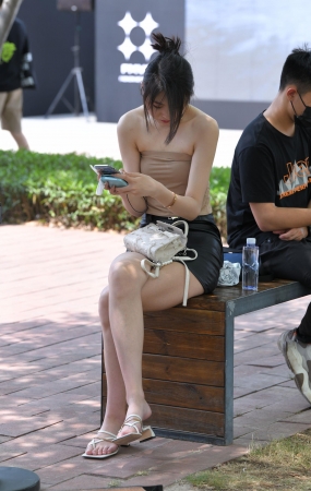 裹胸黑皮裙美女 22-04-27