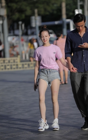 热裤妹子