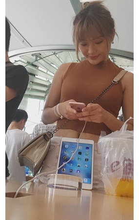 露腰热裤美眉