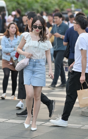 白色高跟裸足美女