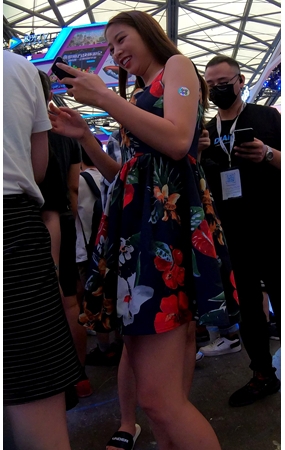 连衣花裙美女