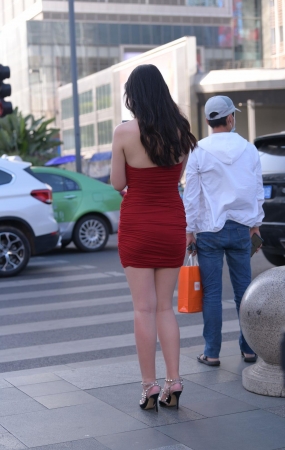 性感吊带裙小姐姐
