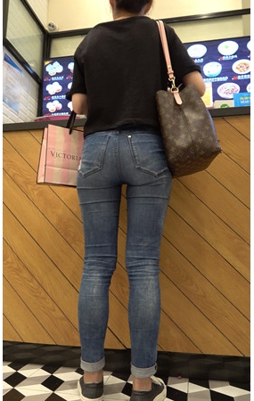 紧身牛仔裤美眉