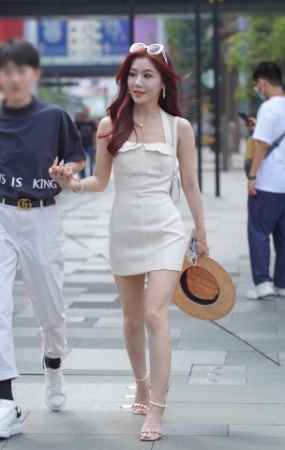 白皙小仙女 散发迷人的气质