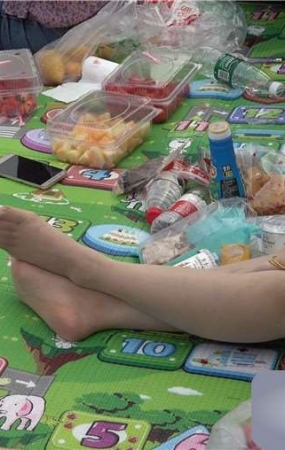 4k-白色卫衣短裙美腿街拍丝袜美足