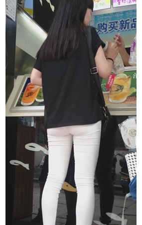 黑衣白裤透红美女