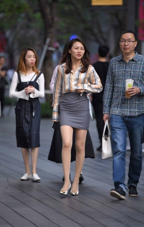 街拍裹臀裙OL肉丝风高跟美女