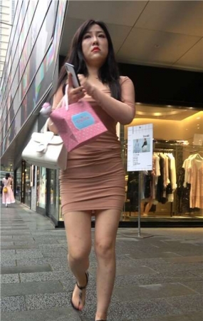 4K – 超级丰满丰腴身材紧身包臀裙街拍美女 [1.54 GB]