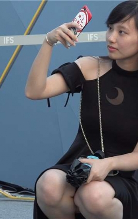 街拍黑色连衣裙美足靓妹 [1.13 GB/avi]