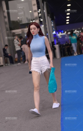 白热裤 Y Y 美女