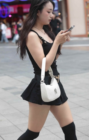 街拍黑丝少妇