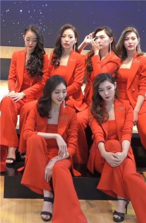 4k-霸气女王范红衣极品车展靓模