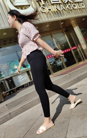 极品黑色紧身美臀拖鞋人妻