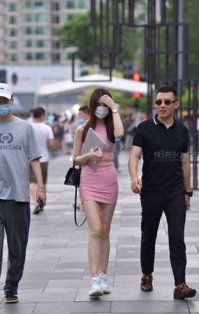 街拍粉色包臀超短裙女孩
