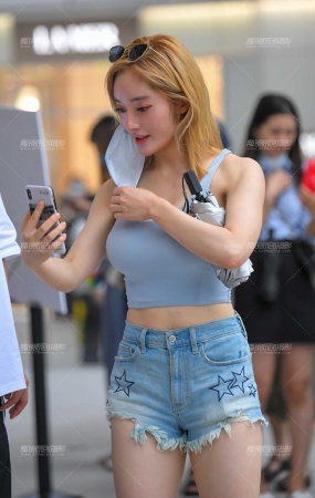 热裤美眉