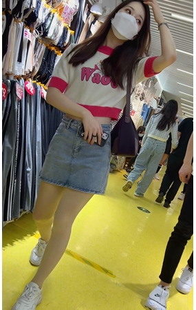 牛仔裙美女