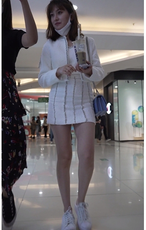 喝奶茶的小姐姐