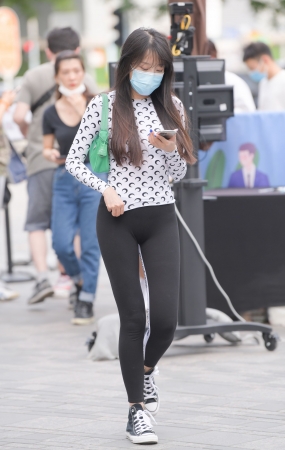 黑色紧身裤美女