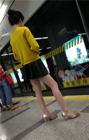 黄衣服，短裙，街拍丝袜高跟苗条美女
