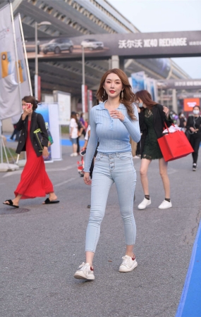 简约浅色牛仔裤