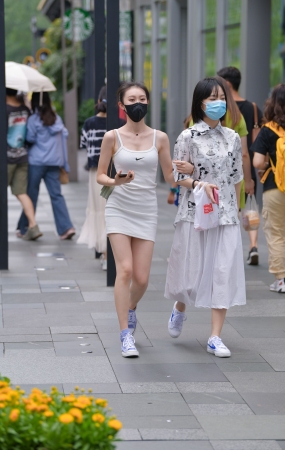 夏日包臀裙美眉