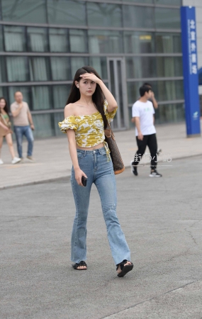 靓丽的牛仔长裤小姐姐一枚