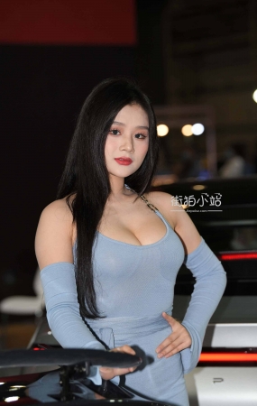 蓝裙巨无霸模特的另一个版本