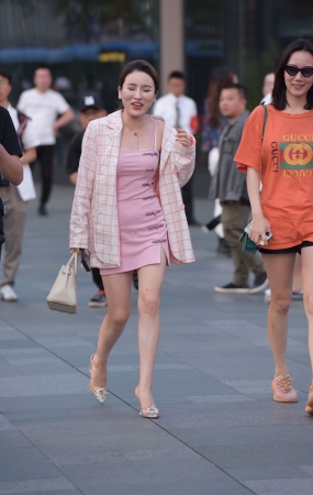 红色制服美女