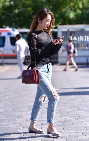 破洞牛裤凸显美女时尚新潮-9P