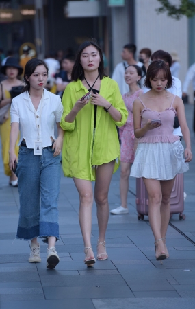 短发美女