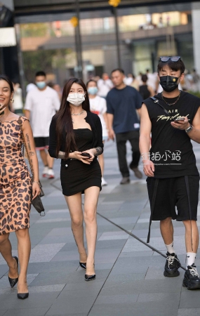 搭讪黑色裙高跟美女