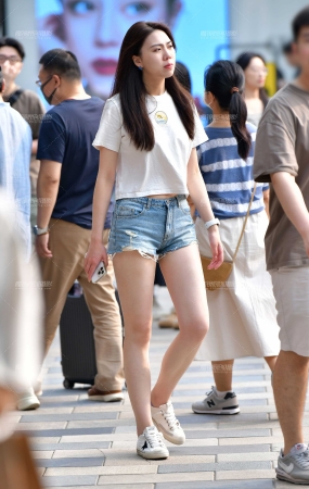 摇曳牛仔热裤美女