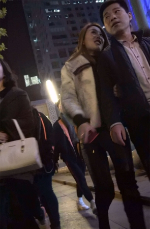 街拍皮裤美女