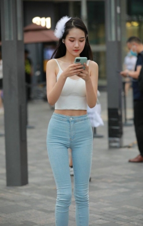 玻璃街拍作品  紧身牛仔裤小仙女 [98P1V-1.92GB]