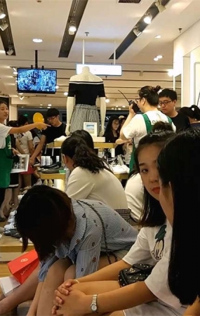鞋店试鞋试出各种场景