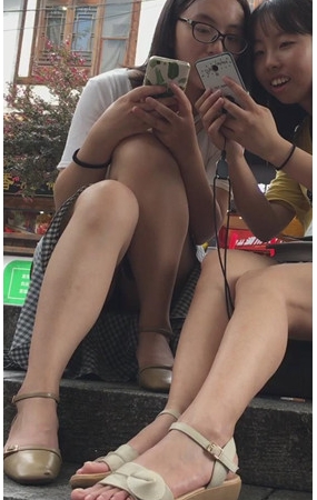 玩手机的妹子