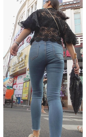 蓝色牛仔紧身裤美女
