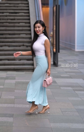 搭讪街拍前凸后翘美女