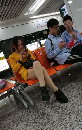 清纯的黄衣服丝袜美腿小姐姐